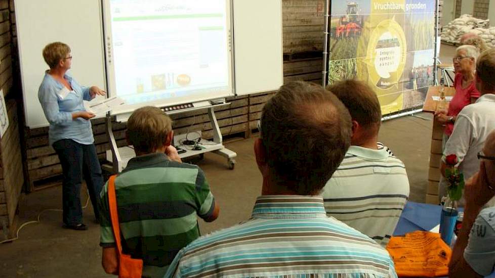 Aan het eind van de middag is de website www.aaltjesschema.nl gelanceerd. Op deze site is uitgebreide informatie te vinden over het herkennen en beheersen van aaltjes. Thea van Beers Wageningen UR/PPO-AGV licht de nieuwe site toe.