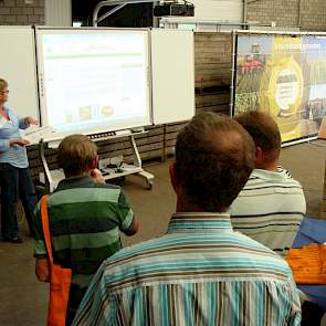 Aan het eind van de middag is de website www.aaltjesschema.nl gelanceerd. Op deze site is uitgebreide informatie te vinden over het herkennen en beheersen van aaltjes. Thea van Beers Wageningen UR/PPO-AGV licht de nieuwe site toe.