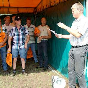 Leendert Molendijk praat zijn gehoor bij over maïs in het bouwplan en aaltjes.