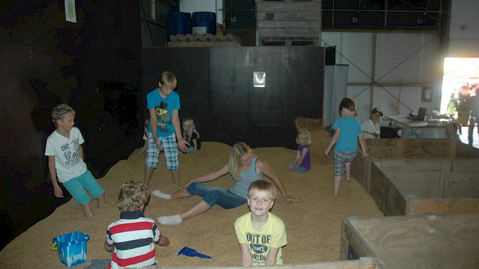 In één van de schuren was een graanzwembad gebouwd: kinderen konden hier een lekkere duik nemen.