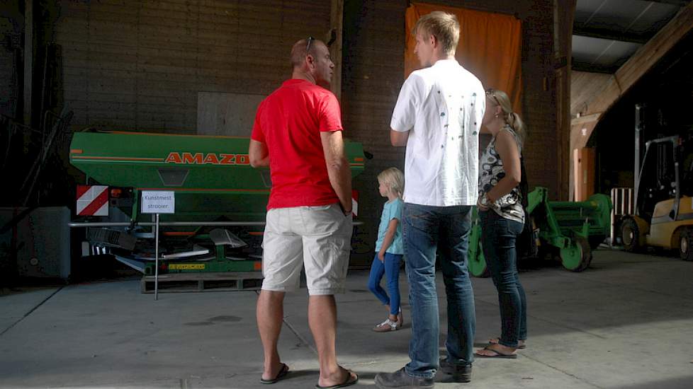 Ook in de schuur kregen bezoekers uitleg over de machines op het akkerbouwbedrijf.