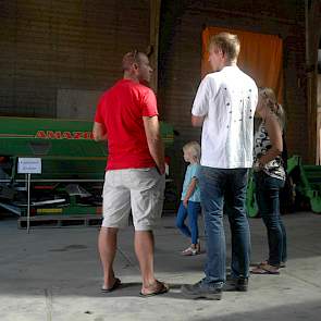 Ook in de schuur kregen bezoekers uitleg over de machines op het akkerbouwbedrijf.