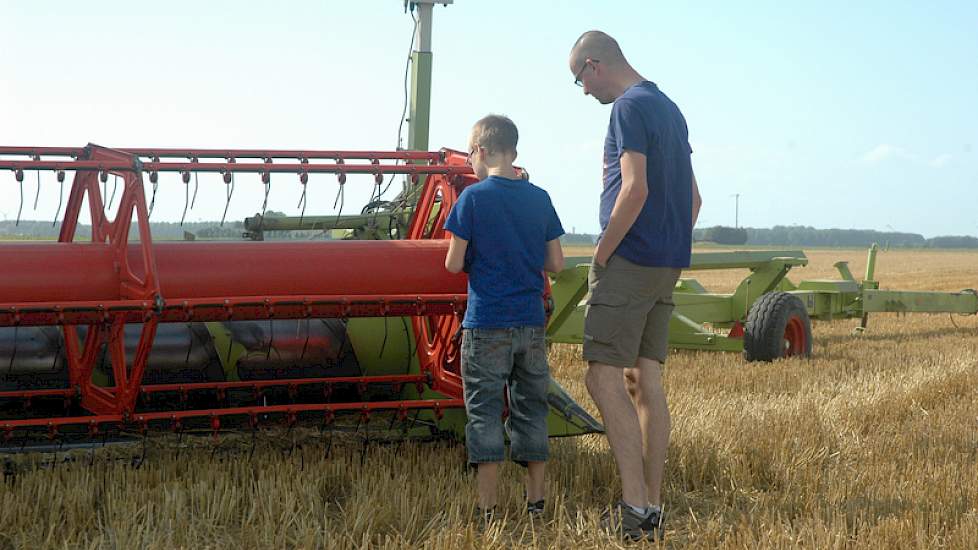 Op het erf en op het land waren machines uitgestald, waaronder deze Claas combine, de veldspuit, een computergestuurde beregeningshaspel en een complete in-schuurlijn.