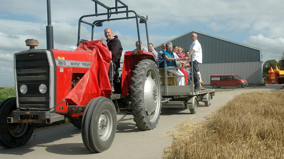 Met een platte wagen konden bezoekers naar het land, waar Bergmans vertelde over de gewassen die de maatschap verbouwt: aardappelen, graan, bieten, peen en uien.