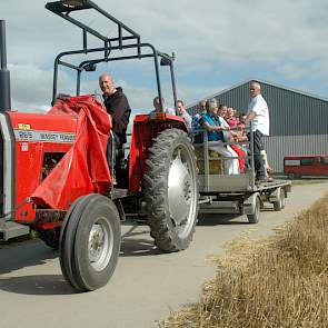 Met een platte wagen konden bezoekers naar het land, waar Bergmans vertelde over de gewassen die de maatschap verbouwt: aardappelen, graan, bieten, peen en uien.