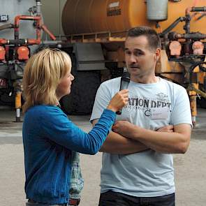 Yvonne Jaspers interviewt de winnaar Coen Bevelander