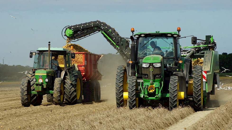 AVR Apache vierrijer rooimachine demotour bij GroeNoord Trekkerweb