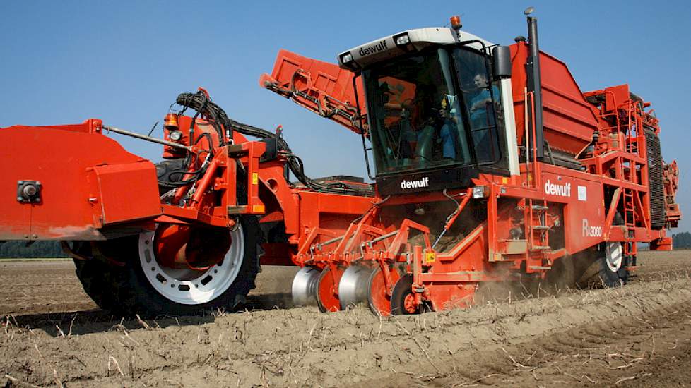 Het rooien gebeurt met een zelfrijdende bunkerrooier van DeWulf. Om voldoende grond op de ketting te houden rijdt deze met een snelheid van zo’n 5 tot 5,5 km per uur. “De rooier is een fantastische machine die me ook onder slechte omstandigheden al goed g