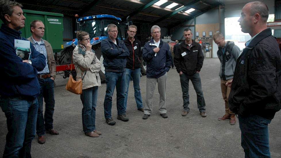 Albert Wolfs (rechts) van het HLB gaf de aanwezigen toelichting op een kosten-batenanalyse voor de inzet van organische stof. De kosten door het gebruik van organische mest nemen weliswaar toe, maar de hogere opbrengsten maken deze investeringen meer dan