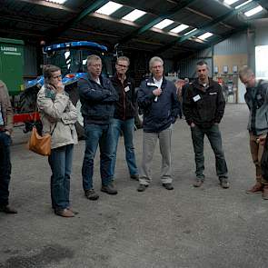 Albert Wolfs (rechts) van het HLB gaf de aanwezigen toelichting op een kosten-batenanalyse voor de inzet van organische stof. De kosten door het gebruik van organische mest nemen weliswaar toe, maar de hogere opbrengsten maken deze investeringen meer dan