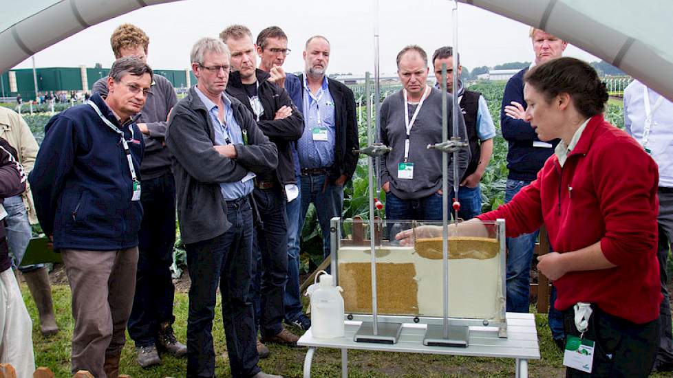Dr Paula Misiewicz van Harper Adams University vertelde tijdens de Brassica conferentie over bodemverdichting en de bijbehorende risico's. Het is belangrijk om de tekenen en symptomen van verdichting te herkennen, zodat passende maatregelen kunnen worden