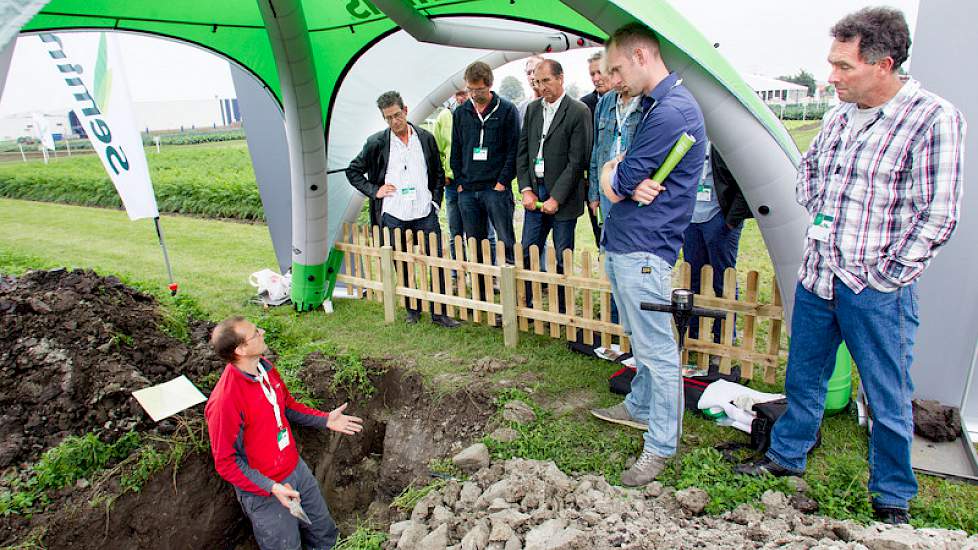 Dr. Rob Simmons, hoogleraar in bodemerosie, gaf een lezing over bodemerosie en bodemcontrole tijdens een Brassica conferentie op de jaarlijkse Seminis Open Dagen in Enkhuizen.