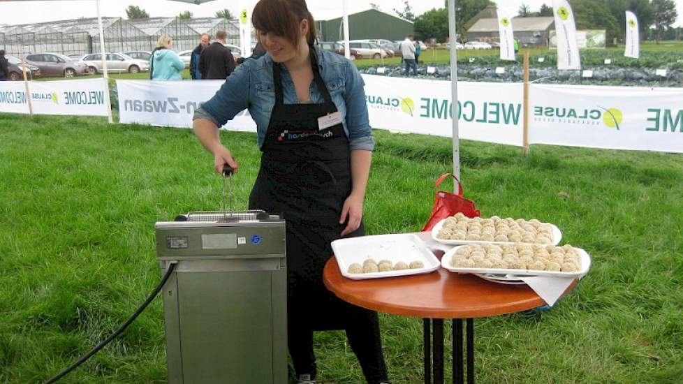 Student Food Design Kelly van Lomwel bakt bitterballen van spitskool, champignons, specerijen en uien.