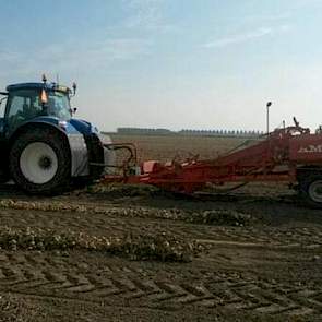 Akkerbouwer Jacob-Jan Buth uit Sommelsdijk zit deze dagen ook volop in de uien.