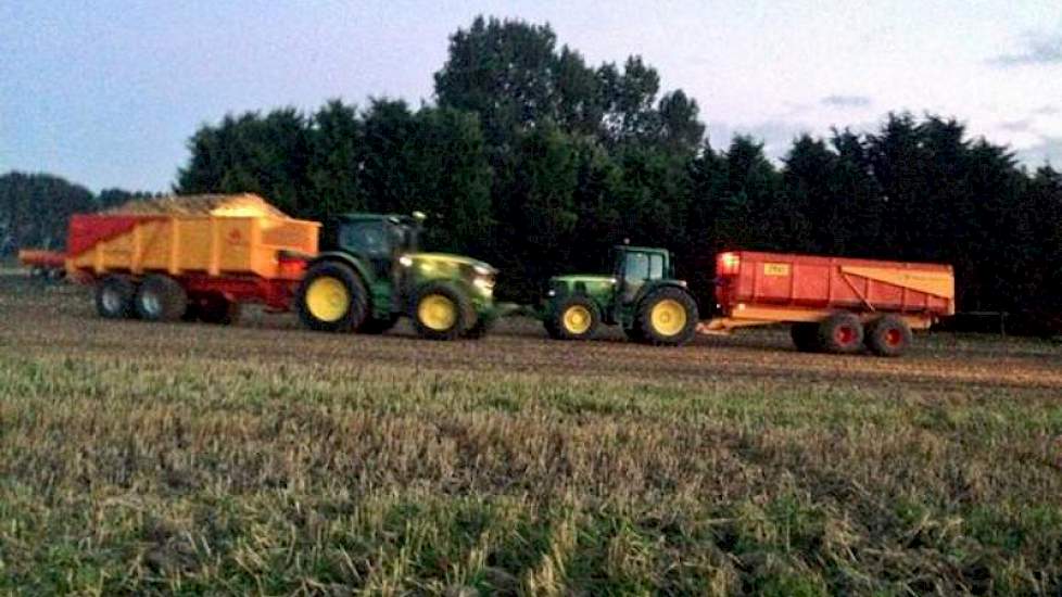 ...‘En daarna snel nog wat uien laden voor de regen het laden van uien’, aldus Reint Risseeuw, biologisch akkerbouwer in Schoondijke.