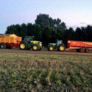...‘En daarna snel nog wat uien laden voor de regen het laden van uien’, aldus Reint Risseeuw, biologisch akkerbouwer in Schoondijke.