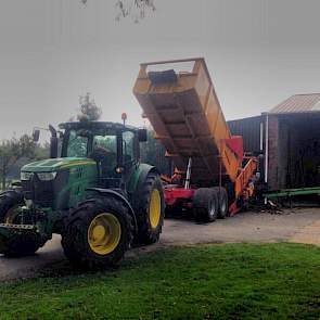 Reint Risseeuw had het gisteren ook druk met de oogst. De aardappelen van de biologisch akkerbouwer in Schoondijke werden gerooid...