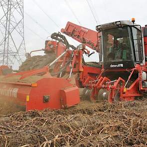 Rooimachinist Victor Ebbers rijdt op de Dewulf RA 3060 rooier.