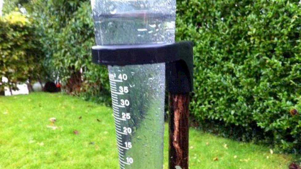 Veel boeren laten via twitter de tussenstand van de regenmeter weten. ‘50 mm in 12 uur’, twittert Henk de Vlieger. Nicole Bil, akkerbouwer in Kerkwerve: ‘Veel regen! Hier al 55 mm en het is nog niet klaar. Veel percelen staan blank, de sloten lopen bijna
