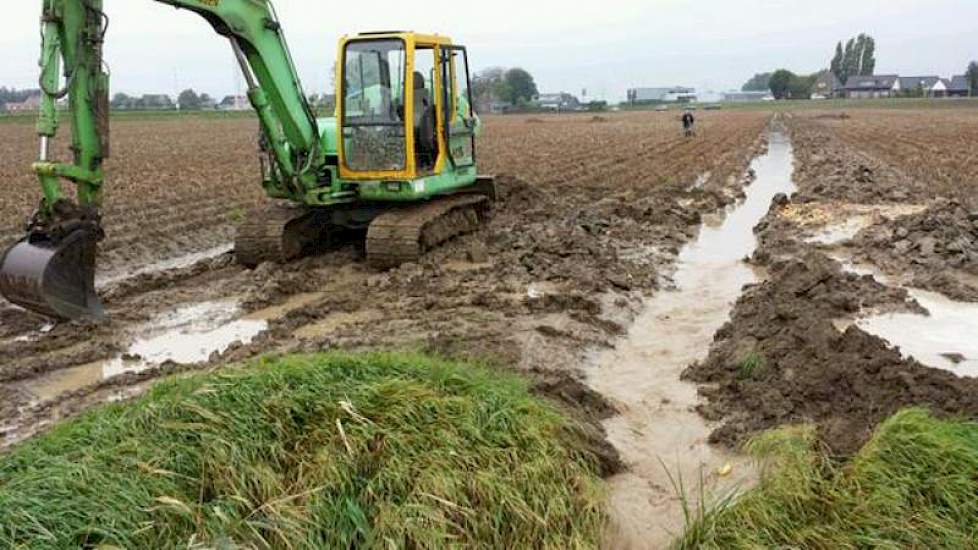 Dit perceel is in de eerste week van september nog beregend, nu moeten we het in de tweede week van oktober ontwateren, twittert Novifarm uit Numansdorp.’Ons laatste perceel aardappelen is voor eenderde verloren.’ Ook Joost van der Eijk uit Dordrecht heef