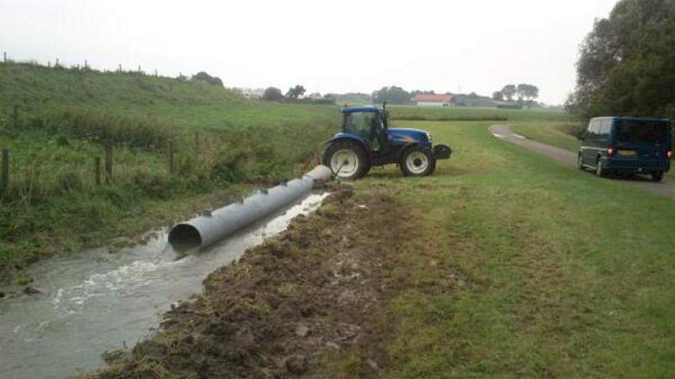 Ook vandaag klinken er geluiden van kritiek richting de waterschappen. Zeedorp doet zijn naam weer eer aan, twittert de Zeeuw Frank Peter Kuijpers. Hij roept waterschap Scheldestromen op extra pompen in te zetten. Het schap geeft in een reactie aan dat er