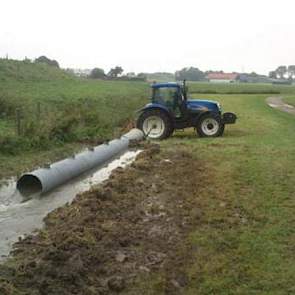 Ook vandaag klinken er geluiden van kritiek richting de waterschappen. Zeedorp doet zijn naam weer eer aan, twittert de Zeeuw Frank Peter Kuijpers. Hij roept waterschap Scheldestromen op extra pompen in te zetten. Het schap geeft in een reactie aan dat er