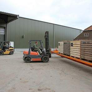 Met twee heftrucks wordt de kar met de vrije peen bij het koelhuis leeggehaald en gevuld met lege kisten. Dan weer snel naar het land.
