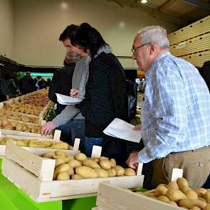 Ook bij Europlant is veel bezoek. Het Duitse handelshuis hoopt ook op de Nederlandse markt nog veel telers aan zich te binden.  ‘We willen hier graag verder groeien’, zegt directeur Jan Janse. Hij verwacht dat het rassenpakket van Europlant telers over de