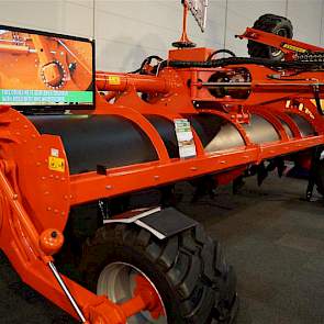 De Farmax Super Six spitmachine met een werkbreedte van 6 meter.