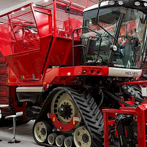 De Agrifac Quatro heet nu Holmer Exxact OptiTraxx. Deze heeft op de vooras rupswielen van Zuidberg/Westtrack. (Foto: IRS)