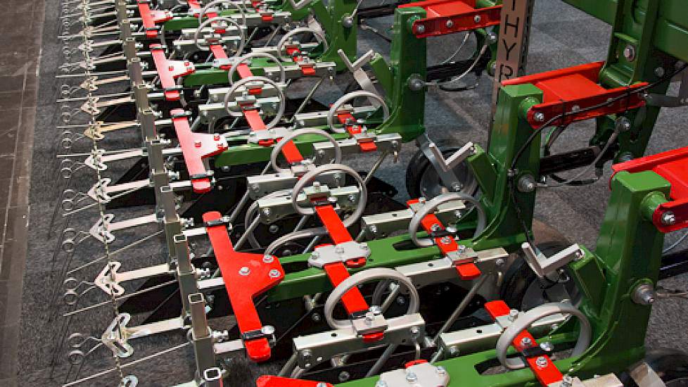 De trend naar grote machines is er nog steeds. Op de foto een 12 meter brede schoffelmachine van Thyregod. Naast een grotere werkbreedte zie je steeds meer precisietechnieken voor het echt verhogen van de precisie én de snelheid en daarmee een hogere capa