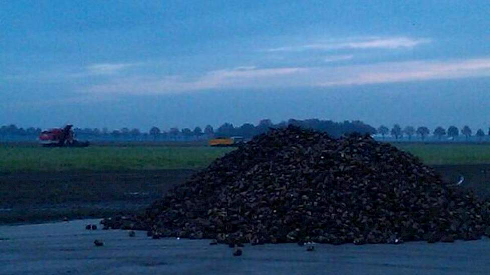 Akkerbouwer Eggens uit Vroomshoop is vanmorgen vroeg weer begonnen met het rooien van bieten. ‘Het begin is er’, twittert Mariska Eggens.