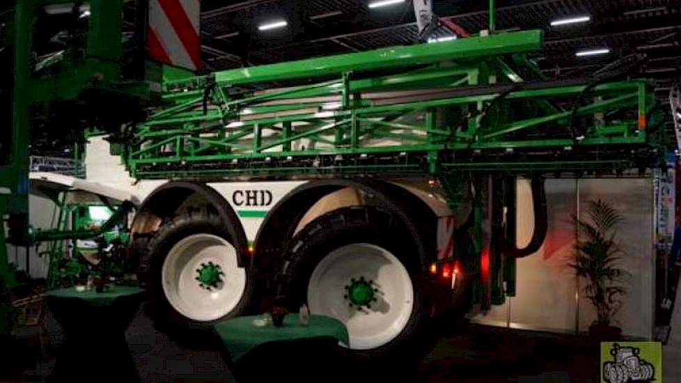 Deze landbouwspuitmachine van CHD heeft een tank van 14.000 liter.
