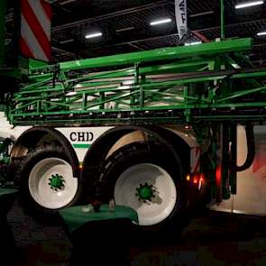 Deze landbouwspuitmachine van CHD heeft een tank van 14.000 liter.