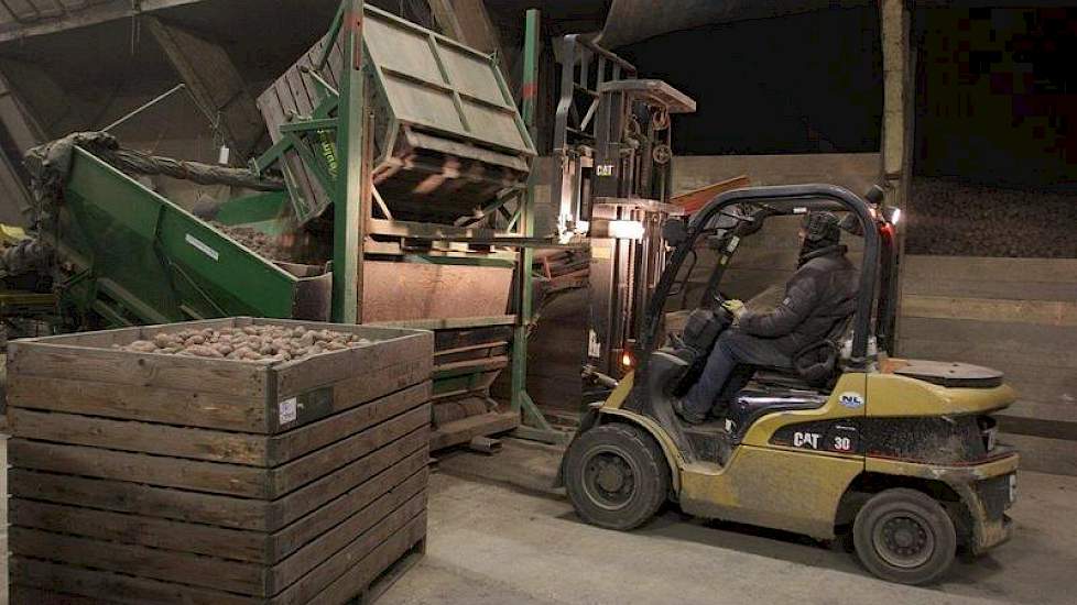 Nieuwe aanvoer in de stortbak, zodat het sorteren non-stop door kan gaan.