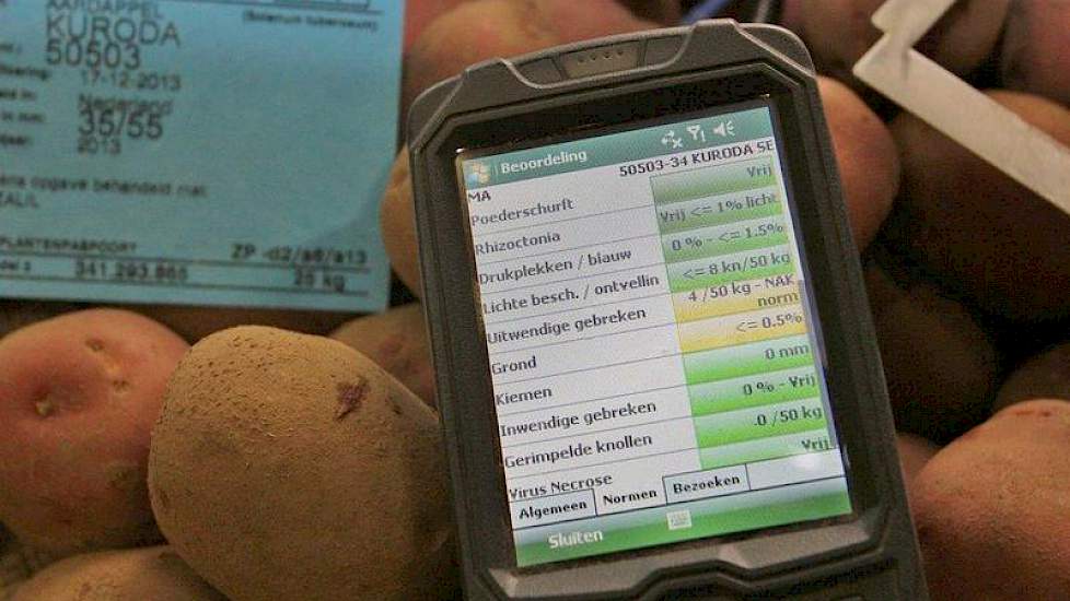 De keuringsgegevens van de aardappelen van het ras Kuroda. Niet te zien op het scherm, maar deze aardappelen zijn vrij van zilverschurft. Belangrijk, want Marokko, het land van bestemming voor deze aardappelen, is scherp op zilverschurft, zegt Meeuwes. Er