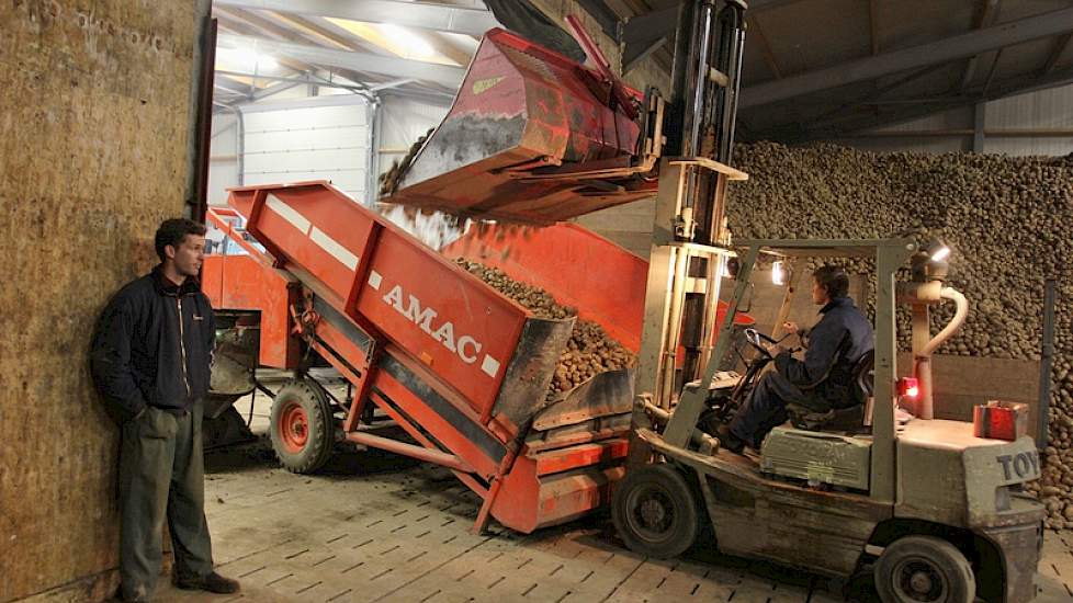 Medewerker Marco Dank houdt een oogje in het zeil.
