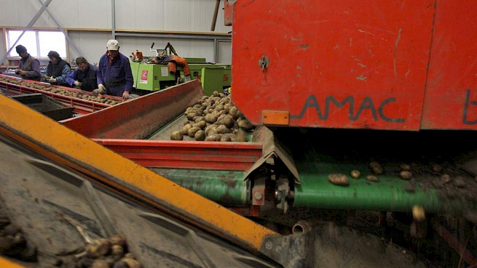 Het vuil wordt afgevoerd. 'We willen de aardappelen netjes afleveren', vertelt Van Beek.