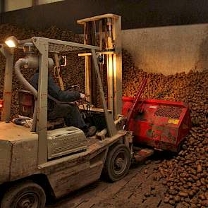 Zoon Peter van Beek rijdt op de heftruck.