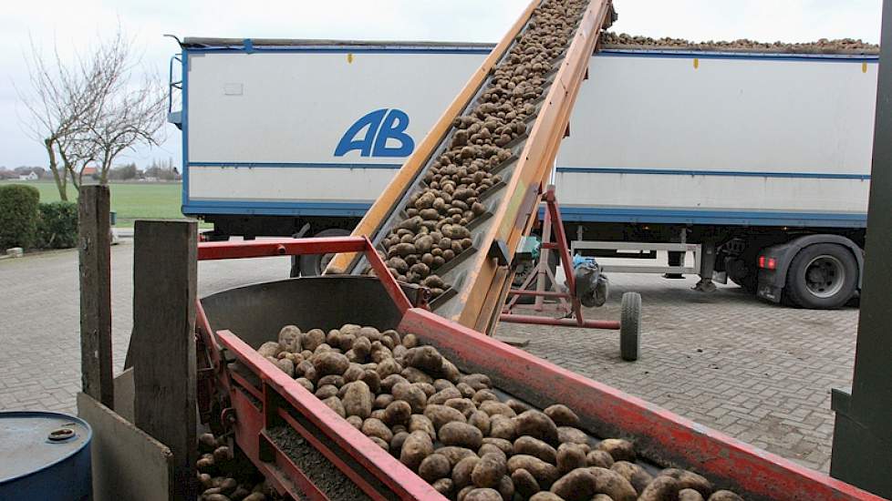 Het laden duurt zo'n 35 tot 40 minuten per vrachtwagen.