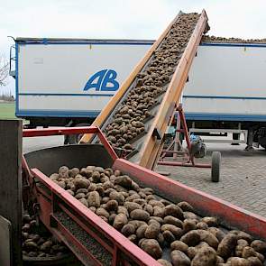 Het laden duurt zo'n 35 tot 40 minuten per vrachtwagen.