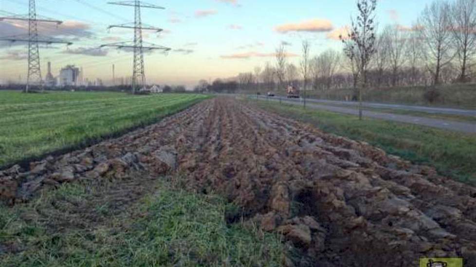 HetHet ploegen ging nog niet, de grond was nog te nat. ‘We hebben het geprobeerd, maar we kregen het er niet mooi onder’, zegt Stef Sijben. ploegen ging nog niet, de grond was nog te nat.
