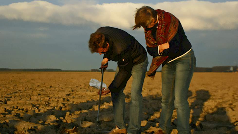Mia Salomons kijkt toe hoe jurylid Arjan Reijneveld van BLGG AgroXpertus een grondmonster steekt. Het biologische perceel krijgt ieder jaar 10 ton stalmest en er wordt alleen met een bandendruk van 0,7 bar overheen gereden.