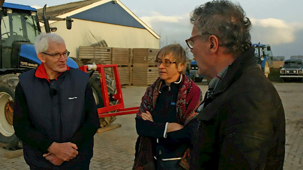 Wim en Mia Salomons uit Dronten in gesprek met jurylid Frank Nijsten van Sibelco op het erf van Philip Kroes. Het echtpaar Salomons voerde het woord omdat Kroes in het buitenland vertoefde.