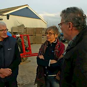 Wim en Mia Salomons uit Dronten in gesprek met jurylid Frank Nijsten van Sibelco op het erf van Philip Kroes. Het echtpaar Salomons voerde het woord omdat Kroes in het buitenland vertoefde.