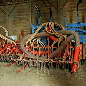 Met zijn machines blijft Van Wieringen het liefst van het land af. Zijn motto: We kunnen de grond wel vernieuwen, maar niet beter maken.