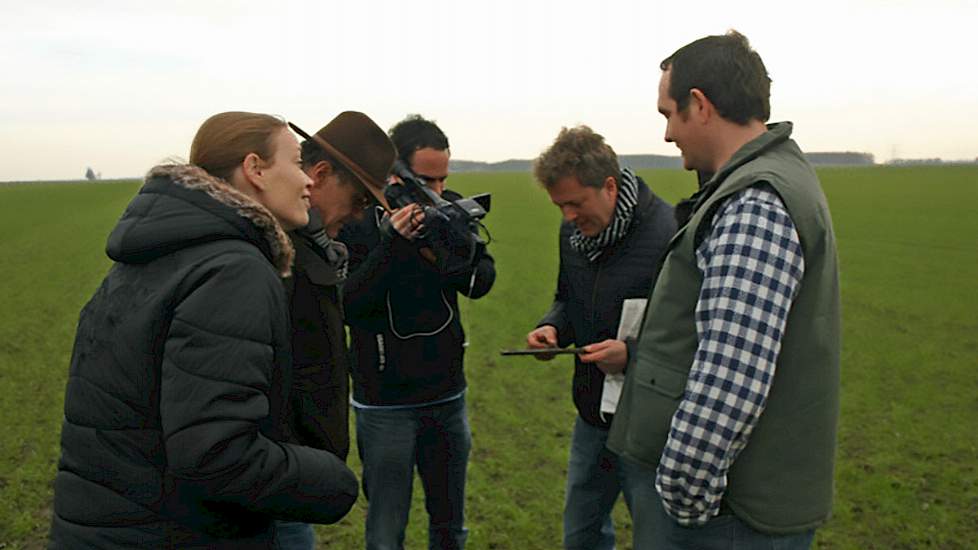 Cameraman Bram Teeuwsen van Agrio filmt het steken van een bodemmonster door Arjan Reijneveld op het perceel van Smith in Beerta. Met links jurylid Anna Zwijnenburg van OCI Agro. De organische stof in de vorm van eenden- en geitenmest blijkt goed verteerd