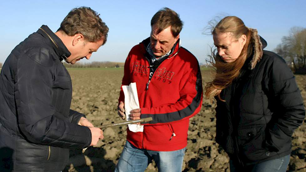 De organische stof is ook hier goed verteerd blijkt uit het steekmonster. De Boer brengt runderdrijfmest op in het voorjaar in zijn wintertarwe en liet 2 jaar geleden een vracht champost komen.