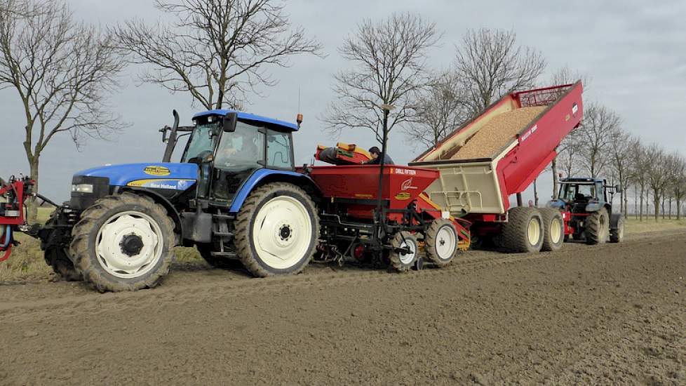 Voor zover Vroegindeweij kan zeggen zijn dit de eerste uien op Goeree Overflakkee die de grond in gaan.