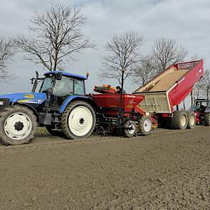 Voor zover Vroegindeweij kan zeggen zijn dit de eerste uien op Goeree Overflakkee die de grond in gaan.